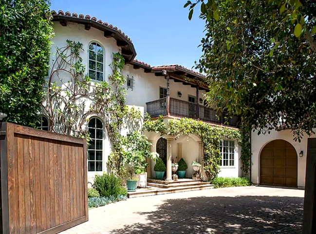 H Reese Witherspoon αποχωρίστηκε τη vintage αισθητικής μονοκατοικία της στο Los Angeles για 9 εκατομμύρια ευρώ 