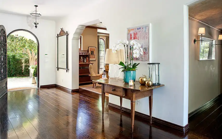 H Reese Witherspoon αποχωρίστηκε τη vintage αισθητικής μονοκατοικία της στο Los Angeles για 9 εκατομμύρια ευρώ 