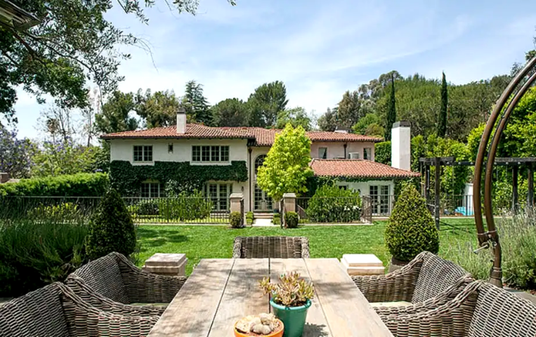 H Reese Witherspoon αποχωρίστηκε τη vintage αισθητικής μονοκατοικία της στο Los Angeles για 9 εκατομμύρια ευρώ 