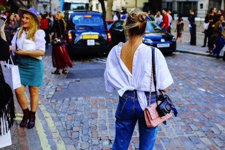 9 φρέσκιες ιδέες για να φορέσεις το τζιν σου και να τραβήξεις όλα τα βλέμματα πάνω σου