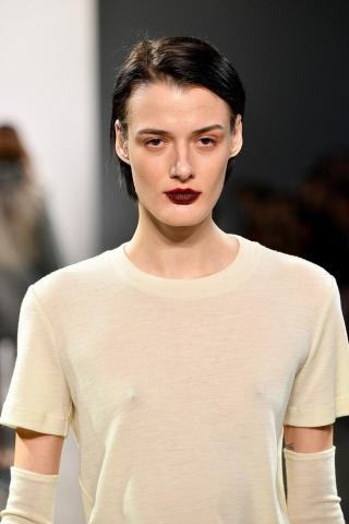 New Trend: Η απόχρωση του κόκκινου κρασιού είναι ό,τι πιο φρέσκο μπορείς να βάλεις στα χείλη σου! New Trend: Η απόχρωση του κόκκινου κρασιού είναι ό,τι πιο φρέσκο μπορείς να βάλεις στα χείλη σου!