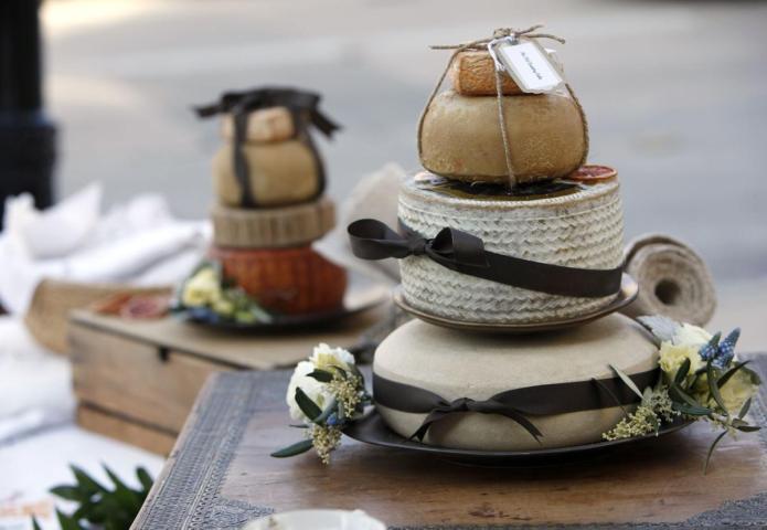 Η μόδα στις γαμήλιες τούρτες είναι πλέον αυτή