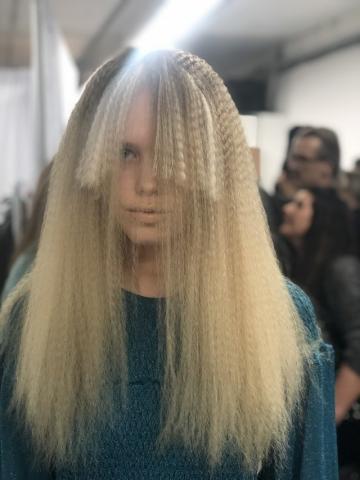 Aυτό το χτένισμα επιστρέφει από τα 80's και έχει αρχίσει να γίνεται viral