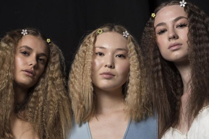 Aυτό το χτένισμα επιστρέφει από τα 80's και έχει αρχίσει να γίνεται viral