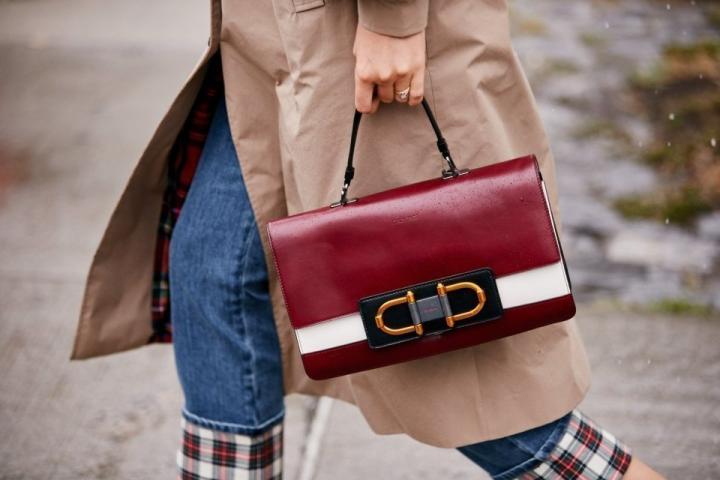 7 ολοκαίνουριες τάσεις στις τσάντες που θα σε ξεσηκώσουν 7 ολοκαίνουριες τάσεις στις τσάντες που θα σε ξεσηκώσουν