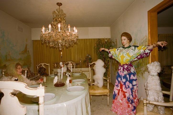 Emma Stone: Φωτογραφίζεται από τον Λάνθιμο σαν τη γυναίκα που ζει με τα 15 σκυλιά της