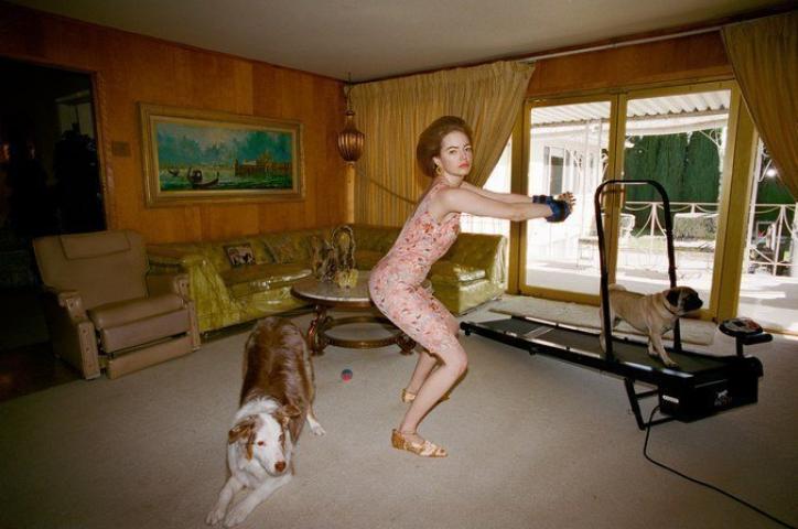 Emma Stone: Φωτογραφίζεται από τον Λάνθιμο σαν τη γυναίκα που ζει με τα 15 σκυλιά της