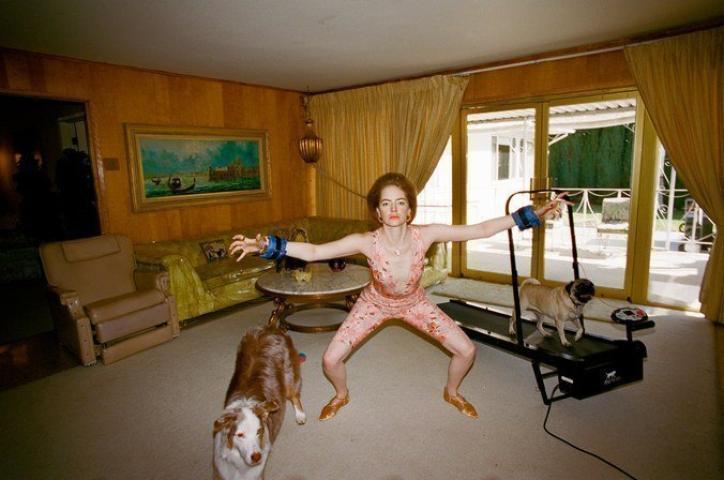 Emma Stone: Φωτογραφίζεται από τον Λάνθιμο σαν τη γυναίκα που ζει με τα 15 σκυλιά της