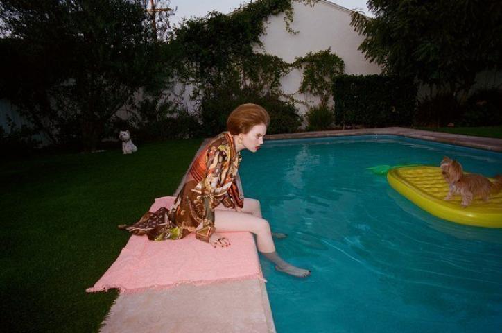 Emma Stone: Φωτογραφίζεται από τον Λάνθιμο σαν τη γυναίκα που ζει με τα 15 σκυλιά της