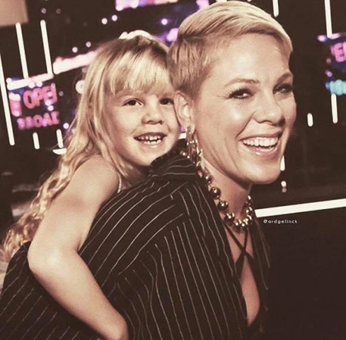 Οι stars φωτογραφίζονται με τον νεότερο εαυτό τους και το αποτέλεσμα… δεν το χορταίνεις Οι stars φωτογραφίζονται με τον νεότερο εαυτό τους και το αποτέλεσμα… δεν το χορταίνεις