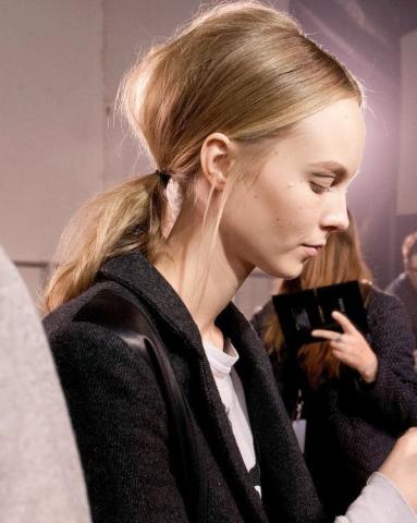 Ήρθε το τέλος της ψηλής αλογοουράς! Δες ποια τάση επιστρέφει στα μαλλιά σου