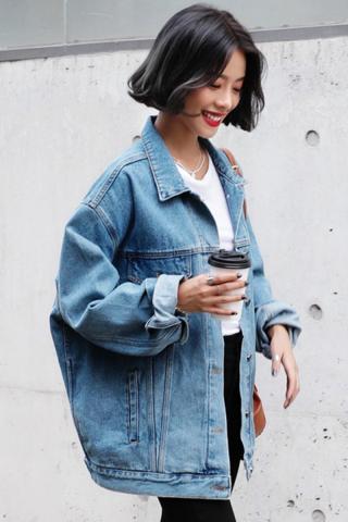 Oversized denim jackets: 15 τρόποι για να τα φορέσεις Oversized denim jackets: 15 τρόποι για να τα φορέσεις
