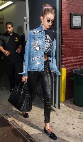 Oversized denim jackets: 15 τρόποι για να τα φορέσεις Oversized denim jackets: 15 τρόποι για να τα φορέσεις