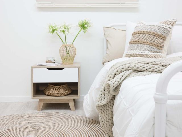 8 έξυπνοι τρόποι για να διπλασιάσεις οπτικά το υπνοδωμάτιό σου