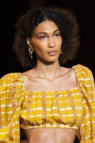 Big Hair Trend: Η μεγάλη επιστροφή των 70's (ή πώς να φτιάξεις τα μαλλιά σου την άνοιξη)