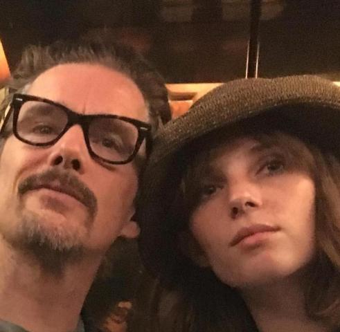 Maya Hawke: Η κόρη της Uma Thurman είναι ίδια η μαμά της 