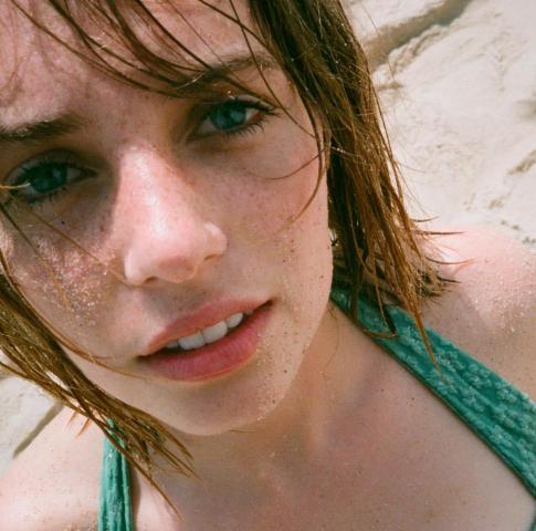 Maya Hawke: Η κόρη της Uma Thurman είναι ίδια η μαμά της 