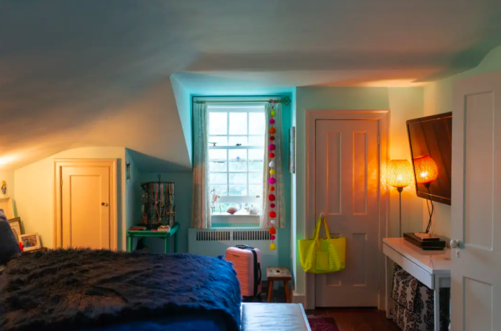 Αυτό το υπέροχο χρωματιστό σπίτι στον Καναδά το θες ή έστω κομμάτια του Αυτό το υπέροχο χρωματιστό σπίτι στον Καναδά το θες ή έστω κομμάτια του