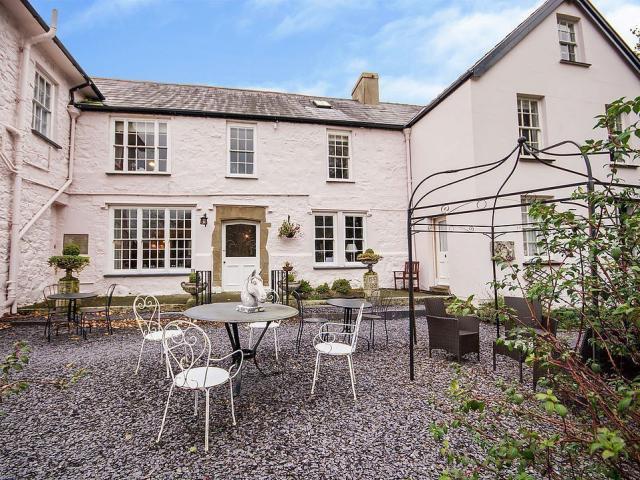 Με 375.000 λίρες μπορείς κι εσύ να ζήσεις στο εξοχικό σπίτι της πριγκίπισσας Μαργαρίτας 