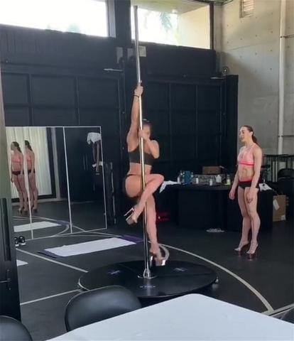 Jennifer Lopez: Αυτό είναι το καυτό βίντεο που κάνει pole dancing και χαζεύουμε κυριολεκτικά 