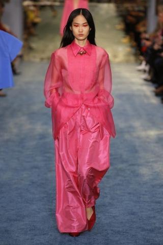 Η μόδα «μίλησε» και αυτό είναι το αγαπημένο της χρώμα