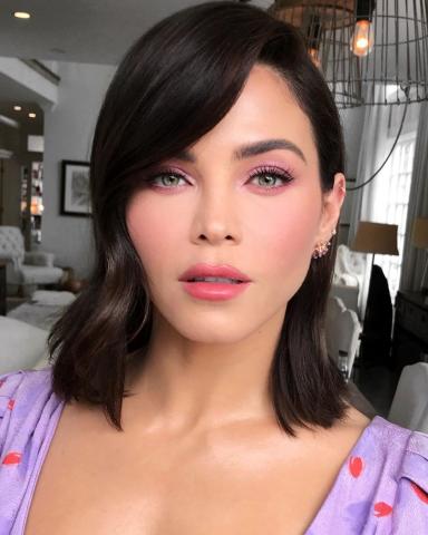 4 τρόποι να φορέσεις τη ροζ σκιά με τον πιο chic τρόπο 4 τρόποι να φορέσεις τη ροζ σκιά με τον πιο chic τρόπο