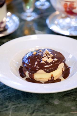 "Σερσέ Λα Φαμ" στην οδό Μητροπόλεως "Σερσέ Λα Φαμ" στην οδό Μητροπόλεως