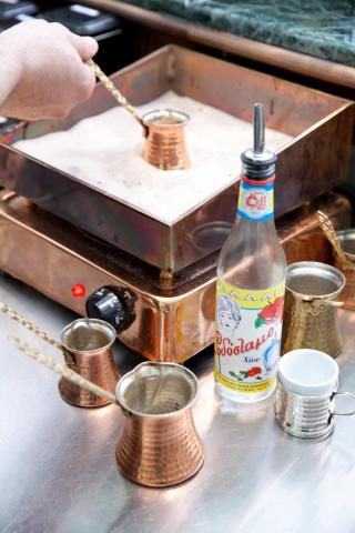 "Σερσέ Λα Φαμ" στην οδό Μητροπόλεως "Σερσέ Λα Φαμ" στην οδό Μητροπόλεως