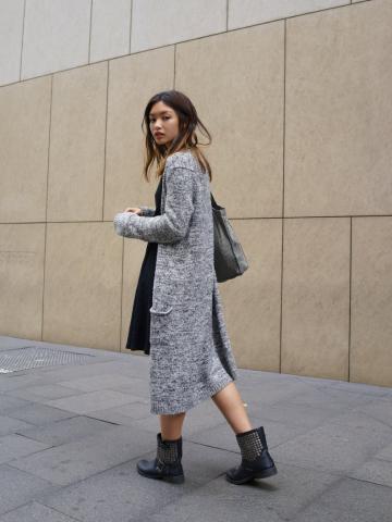 H μεγάλη επιστροφή της ζακέτας είναι γεγονός! Δες πώς τη φοράνε οι top fashionistas