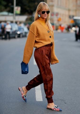 H μεγάλη επιστροφή της ζακέτας είναι γεγονός! Δες πώς τη φοράνε οι top fashionistas