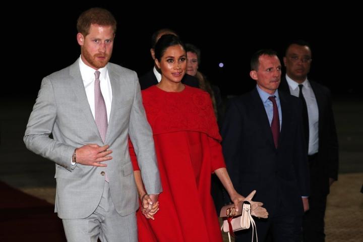 Meghan και Harry στο Μαρόκο – Το υπέροχο κόκκινο Valentino της Δούκισσας