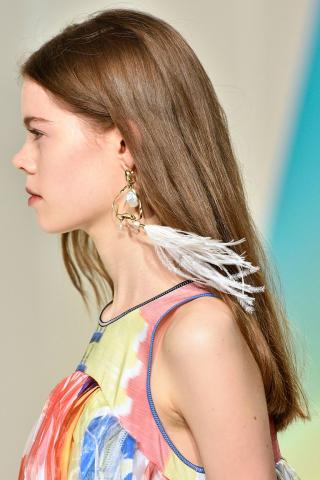 Δώσε όγκο και ανέμελο styling στα μαλλιά σου με ένα πολύ απλό τρικ