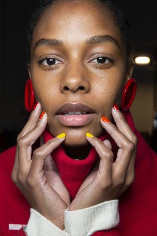 Υπόθεση μανικιούρ: Τα χρώματα και τα σχέδια που πρέπει να δοκιμάσεις άμεσα