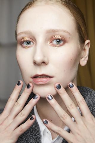 Υπόθεση μανικιούρ: Τα χρώματα και τα σχέδια που πρέπει να δοκιμάσεις άμεσα