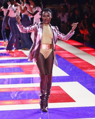 Η θρυλική Grace Jones μας έκλεψε την καρδιά – Στα 70 της σάρωσε την πασαρέλα του Hilfiger