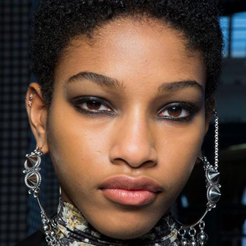 How to: Δες πώς θα πετύχεις τέλειο smokey look με 1 προϊόν μέσα σε 5 λεπτά How to: Δες πώς θα πετύχεις τέλειο smokey look με 1 προϊόν μέσα σε 5 λεπτά