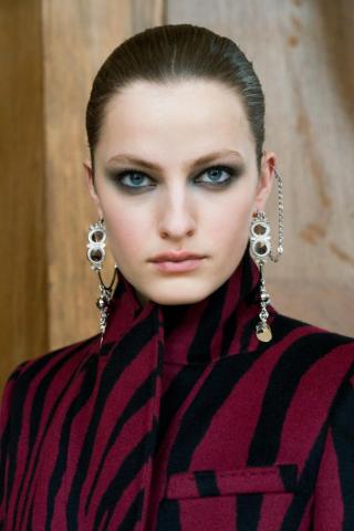 How to: Δες πώς θα πετύχεις τέλειο smokey look με 1 προϊόν μέσα σε 5 λεπτά How to: Δες πώς θα πετύχεις τέλειο smokey look με 1 προϊόν μέσα σε 5 λεπτά