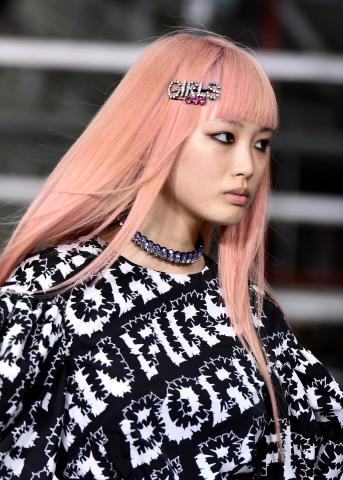 Hair Clips: Να πώς θα υιοθετήσεις κι εσύ στα μαλλιά σου τη Νο1 τάση της άνοιξης