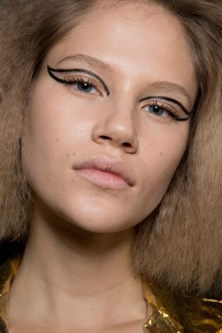 Huge Trend: Να πώς πρέπει να βάψεις τα μάτια σου αν έχεις βαρεθεί τα smokey eyes Huge Trend: Να πώς πρέπει να βάψεις τα μάτια σου αν έχεις βαρεθεί τα smokey eyes