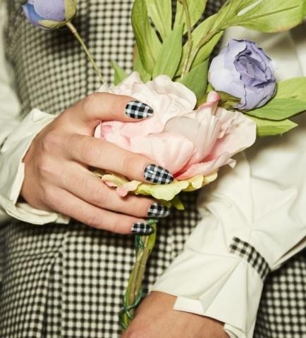 Καρό νύχια: Ναι! Είναι ό,τι πιο ωραίο έχουμε δει αυτόν τον Μάρτιο