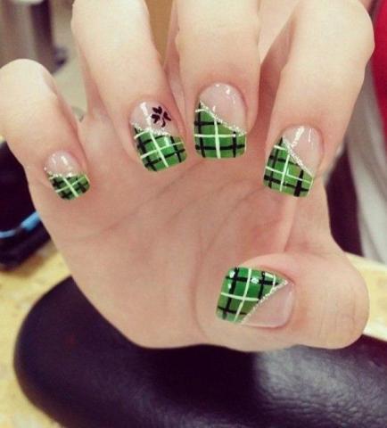 Καρό νύχια: Ναι! Είναι ό,τι πιο ωραίο έχουμε δει αυτόν τον Μάρτιο