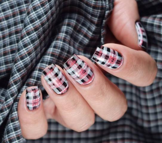 Καρό νύχια: Ναι! Είναι ό,τι πιο ωραίο έχουμε δει αυτόν τον Μάρτιο