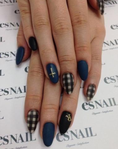 Καρό νύχια: Ναι! Είναι ό,τι πιο ωραίο έχουμε δει αυτόν τον Μάρτιο