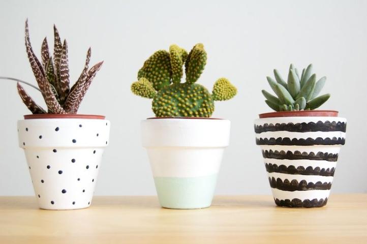 DIY: Δες πώς μπορείς να ανανεώσεις όλα τα γλαστράκια στο σπίτι σου με λίγη μπογιά DIY: Δες πώς μπορείς να ανανεώσεις όλα τα γλαστράκια στο σπίτι σου με λίγη μπογιά