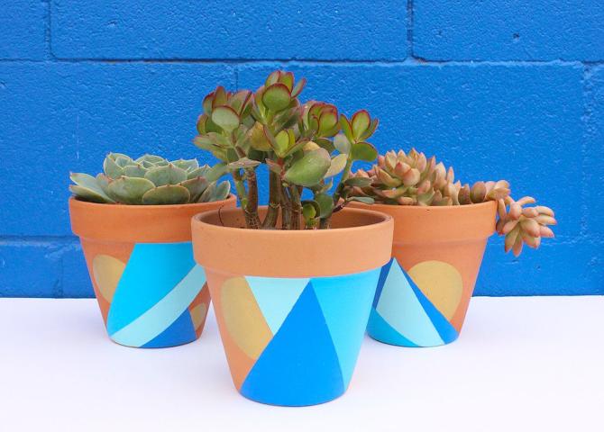 DIY: Δες πώς μπορείς να ανανεώσεις όλα τα γλαστράκια στο σπίτι σου με λίγη μπογιά DIY: Δες πώς μπορείς να ανανεώσεις όλα τα γλαστράκια στο σπίτι σου με λίγη μπογιά