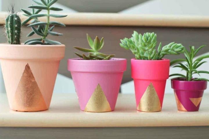 DIY: Δες πώς μπορείς να ανανεώσεις όλα τα γλαστράκια στο σπίτι σου με λίγη μπογιά DIY: Δες πώς μπορείς να ανανεώσεις όλα τα γλαστράκια στο σπίτι σου με λίγη μπογιά