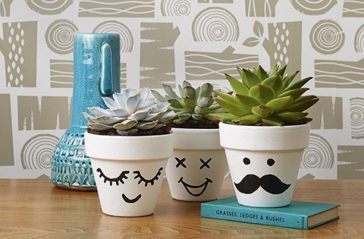 DIY: Δες πώς μπορείς να ανανεώσεις όλα τα γλαστράκια στο σπίτι σου με λίγη μπογιά DIY: Δες πώς μπορείς να ανανεώσεις όλα τα γλαστράκια στο σπίτι σου με λίγη μπογιά