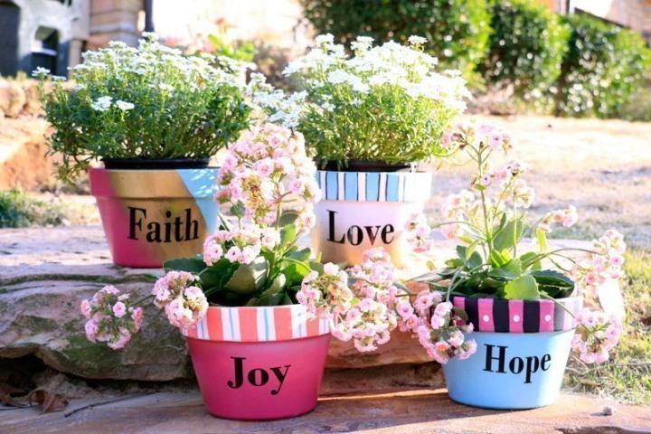 DIY: Δες πώς μπορείς να ανανεώσεις όλα τα γλαστράκια στο σπίτι σου με λίγη μπογιά DIY: Δες πώς μπορείς να ανανεώσεις όλα τα γλαστράκια στο σπίτι σου με λίγη μπογιά