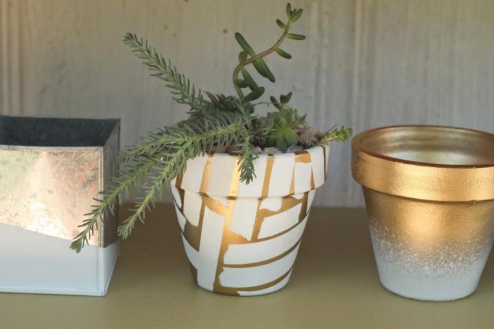 DIY: Δες πώς μπορείς να ανανεώσεις όλα τα γλαστράκια στο σπίτι σου με λίγη μπογιά DIY: Δες πώς μπορείς να ανανεώσεις όλα τα γλαστράκια στο σπίτι σου με λίγη μπογιά