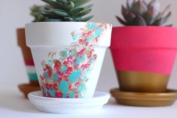 DIY: Δες πώς μπορείς να ανανεώσεις όλα τα γλαστράκια στο σπίτι σου με λίγη μπογιά DIY: Δες πώς μπορείς να ανανεώσεις όλα τα γλαστράκια στο σπίτι σου με λίγη μπογιά